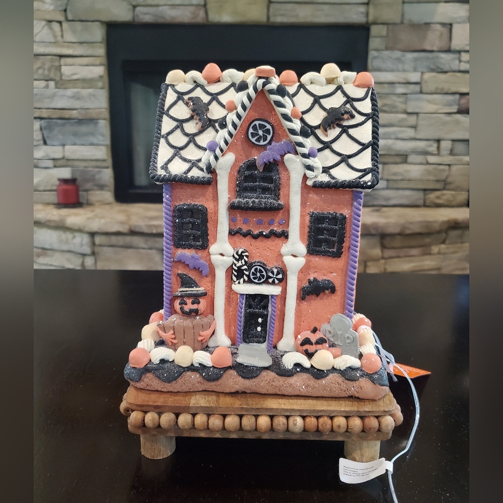 Halloween LED Gingerbread Haunted House-NWT